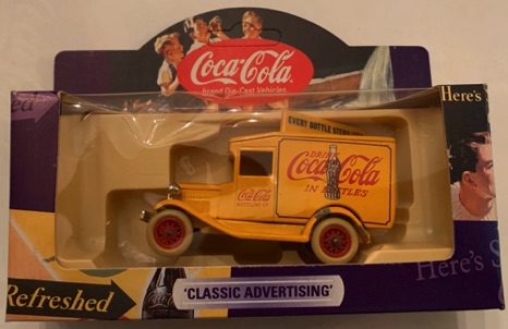 10253-1 € 10,00 coca cola auto classis advertising kleur geel ca 7 cm.jpeg